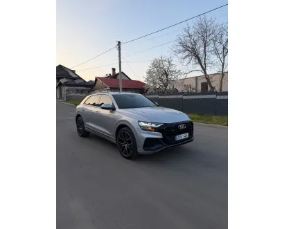 Chirie Audi Q8 (2022)